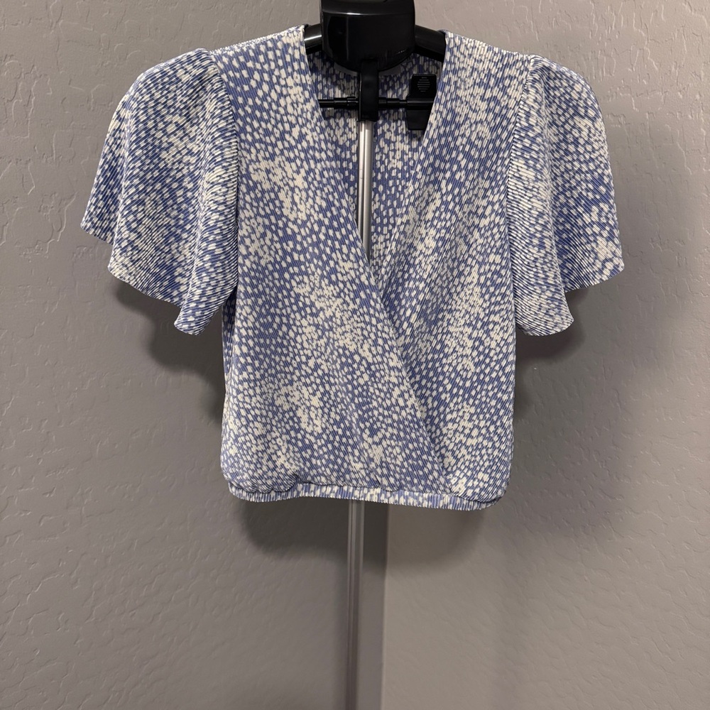 ASTR The Label Blue Floral Wrap Blouse Flutter Sleeve - S- EUC - Picture 2 of 7